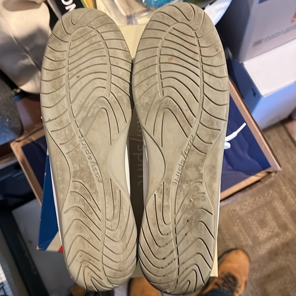 Women’s size9 1/2 medium white Easy Spirit shoes in nearly new condition - Picture 6 of 8